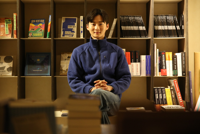 도원대 클리프1912 총괄 디렉터가 지역서점인 대봉산책에서 포즈를 취하고 있다. 김도훈 기자