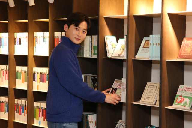 도원대 클리프1912 총괄 디렉터가 지역서점인 대봉산책에서 진열된 책을 점검하고 있다. 김도훈 기자