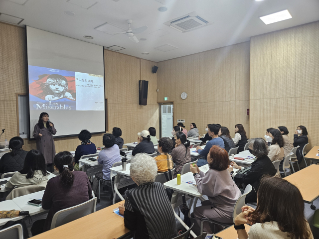 지난해 상반기 대현도서관에서 야간 인문학프로그램이 진행되고 있다. 행복북구문화재단 제공