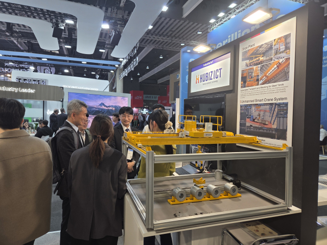 박시균 경북도 메타AI과학국장 등 대표단이 스페인 바르셀로나에서 열리고 있는 MWC2026 경북 전시관을 참관하고 있다. 경북도 제공.