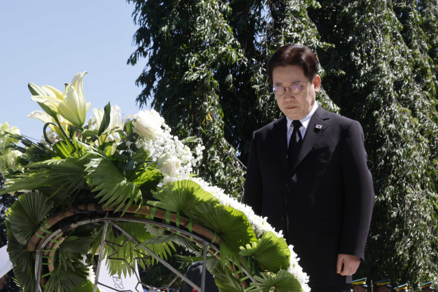 필리핀을 국빈방문한 이재명 대통령이 4일 마닐라 영웅묘지에서 한국전 참전 기념비에 헌화 후 묵념하고 있다. 연합뉴스