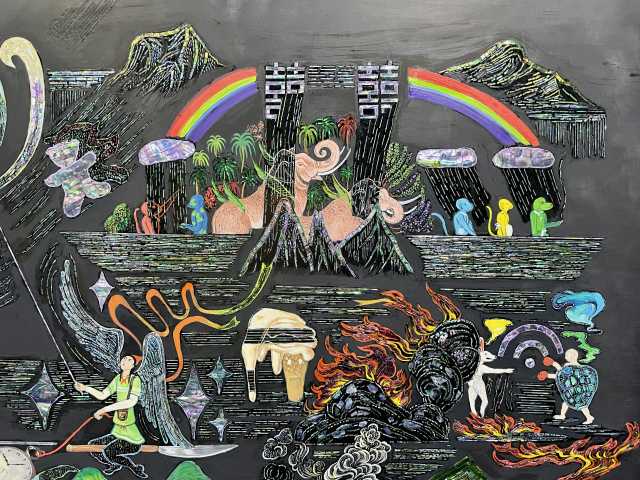 김은진 작가의 작품 세부컷. 인간군상과 상상 속 존재들이 뒤섞인 입체적 풍경을 전통 자개 공예로 나타냈다. 이연정 기자