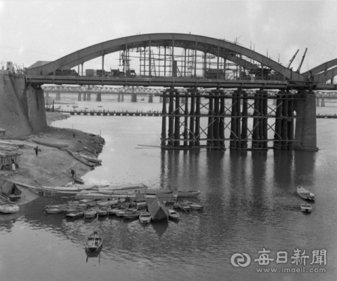 [창간 80년,격동 80년]1957년 전후 최대 단일 공사…폭파된 한강 인도교 착공