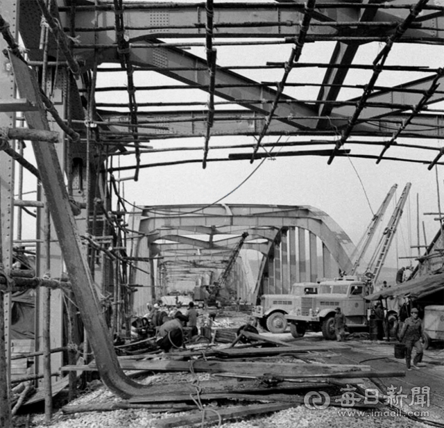 총 계약금액이 2억3천여만환에 달하는 한강 인도교 복구공사는 전후 단일 공사 가운데 최대 규모였다. 6·25전쟁으로 파손된 한강 인도교의 2번·3번·5번 경간을 복구하는 공사였다. 시공은 현대건설이 맡았다. 국가기록원 제공