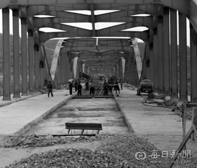 총 계약금액이 2억3천여만환에 달하는 한강 인도교 복구공사는 전후 단일 공사 가운데 최대 규모였다. 6·25전쟁으로 파손된 한강 인도교의 2번·3번·5번 경간을 복구하는 공사였다. 시공은 현대건설이 맡았다. 국가기록원 제공