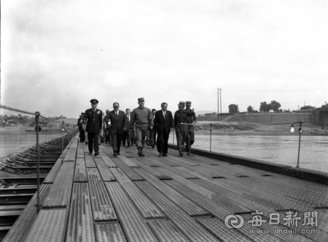 1957년 10월14일 한강 인도교(현 한강대교) 서쪽 100m 지점에 설치한 한강 부교 개통식날 모습. 한강 부교는 육군공병대가 1957년 10월8일부터 10월 13일에 걸쳐 설치한 것으로 다리의 전체 길이는 400m, 폭은 4.2m에 달했으며 버스 통행도 가능했다고 한다. 서울역사박물관 제공