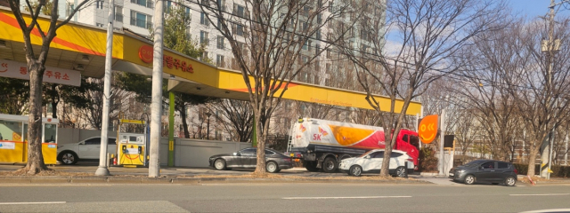 4일 오후 대구지역 저가 주유소에 긴 대기열이 늘어서 있다. 정우태 기자