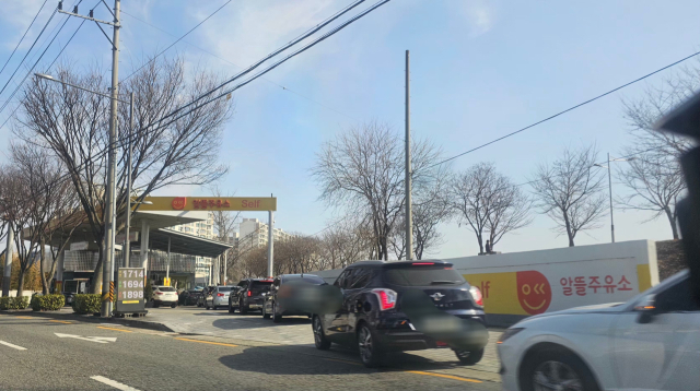 4일 오후 대구지역 저가 주유소에 긴 대기열이 늘어서 있다. 정우태 기자