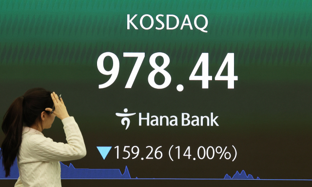 코스피가 미국과 이란 간 전쟁 발발 여파로 역대 최대 폭으로 폭락해 5,100선마저 내준 4일 서울 중구 하나은행 본점 딜링룸에 코스닥이 표시돼 있다. 이날 코스피는 전장보다 698.37포인트 내린 5,093.54에, 코스닥은 159.26포인트(14.00%) 급락한 978.44에 장을 마쳤다. 원/달러 환율은 10.1원 오른 1,476.2원이다. 연합뉴스