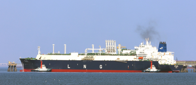 미국과 이스라엘의 공습을 받은 이란의 호르무즈 해협 봉쇄 영향으로 액화천연가스(LNG) 가격 상승 우려가 커지고 있는 가운데 4일 인천 연수구 송도 한국가스공사 인천생산기지 터미널에 LNG 수송선이 정박해 있다. 연합뉴스