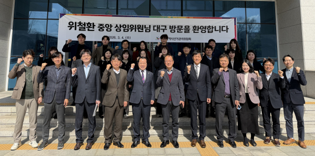 위철환 중앙선관위 상임위원이 4일 대구시선거관리위원회를 방문해 6·3 지방선거 준비 상황 및 선거홍보관 운영상황을 점검하고 있다. 대구시선관위 제공.