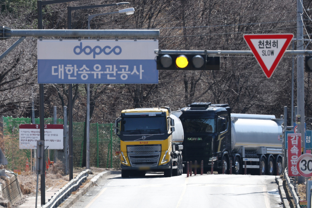 이란이 핵심적인 에너지 수송로인 호르무즈 해협 봉쇄에 나서며 유가가 급등할 것으로 보이는 가운데 3일 경기도 성남시 대한송유관공사 서울지사 인근에서 유조차들이 오가고 있다. 우리나라는 지난해 기준으로 중동 원유 도입이 전체 70%에 달하고, 이 중 95% 이상이 호르무즈 해협을 통과했을 정도로 중동산 원유 의존도가 높다. 호르무즈 해협이 봉쇄될 경우 타격이 막대할 것이라는 분석이 나온다. 연합뉴스