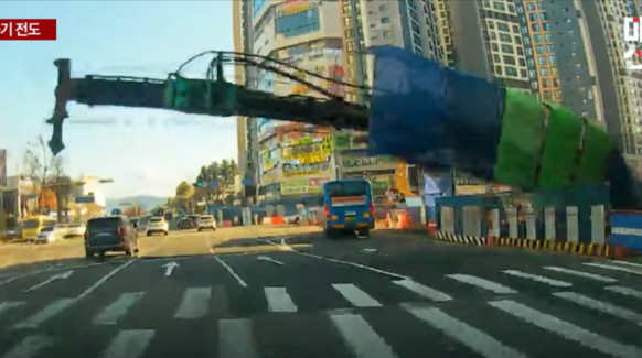 63톤 천공기 도로에 '쾅'…아찔했던 만촌네거리