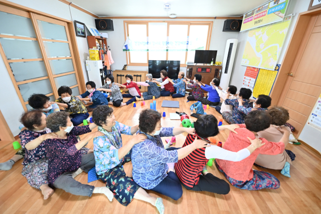 청송군은 경로당을 중심으로 다양한 놀이활동을 지원하고 있다. 경로당이 단순히 어르신들이 머무는 곳이 아니라 수업도 받고 밥도 먹고 취미생활을 즐기는 하나의 생산적인 공간으로 재탄생된 것이다. 청송군 제공