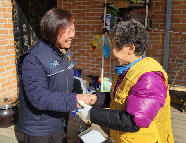 전등이 나가거나 물이 안 나오는 등 단순한 민원이지만 지역 어르신들에게는 늘 불편하고 불안했던 일들이었다. 이를 해결해 준 청송군 8282 민원처리 서비스 황금화 팀장(사진 왼쪽)에게 한 주민이 두 손을 잡으며 감사의 인사를 전하는 모습. 전종훈 기자