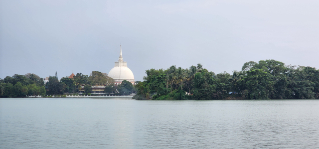 칼루타라의 랜드마크인 보디야 사원의 하얀 다고바는 어디에서든 한눈에 들어온다.