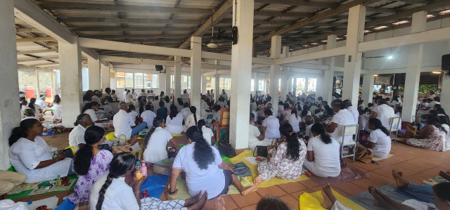 스리랑카에서 가장 신성한 불교 유적 중 하나인 보디야 사원에는 언제나 많은 신자들이 기도를 드리러 모여든다.