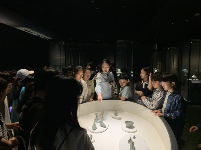 경주어린이박물관학교의 유물 관람 장면.국립경주박물관 제공