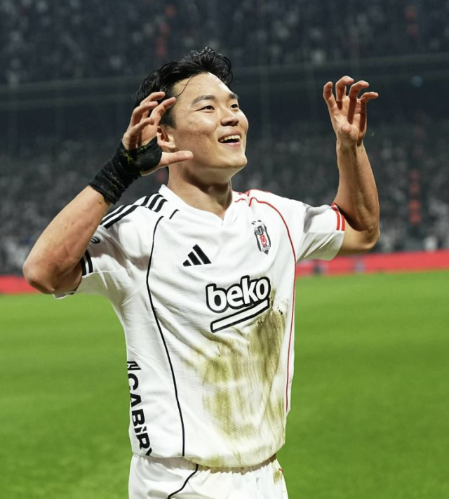 베식타스의 오현규가 5일 튀르키예 이스탄불의 튀프라쉬 스타디움에서 열린 2025-2026 튀르키예 쿠파스 C조 4라운드 차이쿠르 리제스포르와의 경기 도중 득점한 뒤 세리머니를 하고 있다. 베식타스 SNS 제공