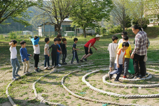 함용재 씨의 경주에너지교육농장에서 아이들이 야외 놀이를 하고 있다. 함용재 씨 제공