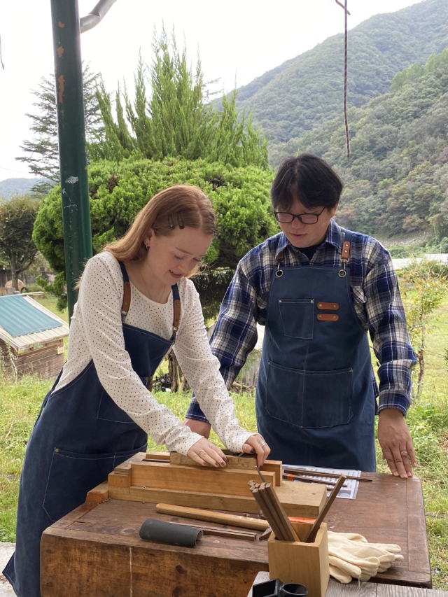 한 외국인이 경주에너지교육농장의 탄소중립 목공 프로그램에 참여해 체험을 하고 있다. 함용재 씨 제공
