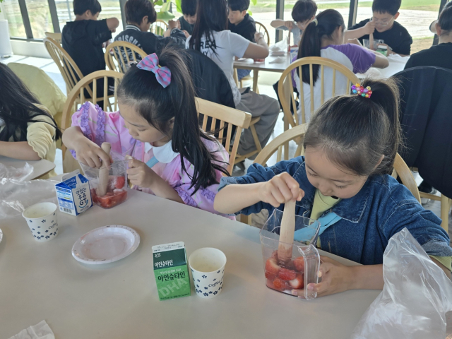 아이들이 채송화 씨의 농촌교육농장에서 딸기 라떼 만들기 체험을 하고 있다. 채송화 씨 제공