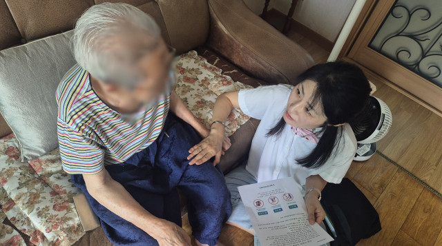 어르신 곁 딸처럼 친구처럼…재가복지사의 하루