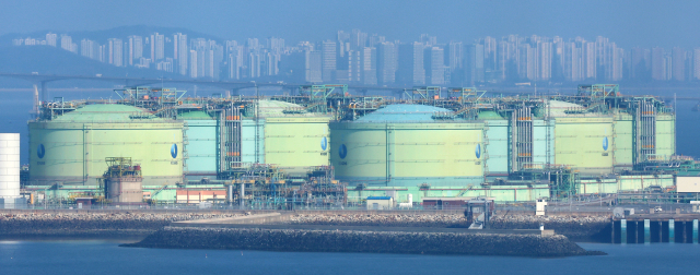 미국과 이스라엘의 공습을 받은 이란의 호르무즈 해협 봉쇄 영향으로 액화천연가스(LNG) 가격 상승 우려가 커지고 있다. 4일 국내 최대 규모의 액화천연가스 저장능력을 갖추고 있는 인천 연수구 송도 한국가스공사 인천생산기지 내 LNG 저장탱크 모습. 연합뉴스