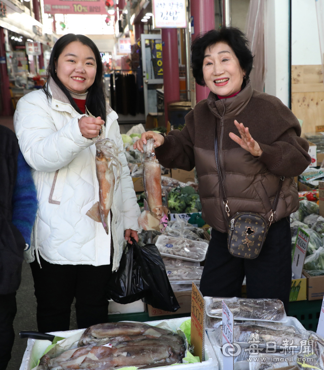 시어머니 양두희 씨와 베트남 며느리 레티몽찐 씨가 달서시장 어물전에서 오징어를 고르며 함께 장을 보고 있다. 두 사람의 모습이 마치 모녀처럼 정겹다. 정운철 기자 woon@imaeil.com