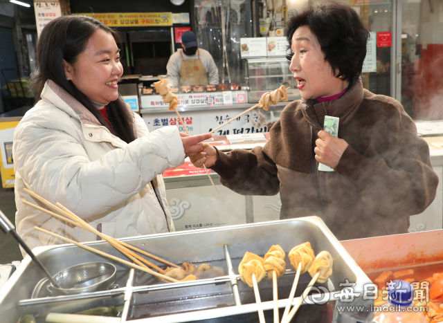 시어머니 양두희 씨와 베트남 며느리 레티몽찐 씨가 달서시장에서 함께 장을 보며 어묵을 서로 먹여주고 있다. 모녀처럼 다정한 두 사람의 모습이 정겹다. 정운철 기자 woon@imaeil.com