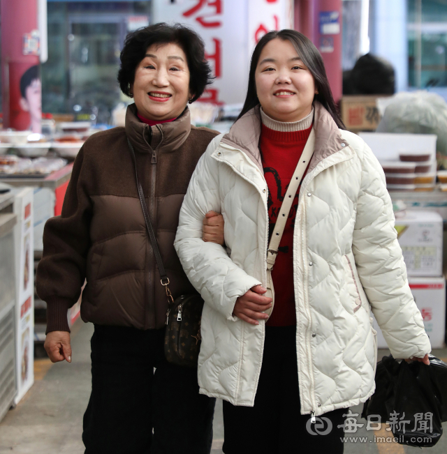 시어머니 양두희 씨가 베트남 며느리 레티몽찐 씨와 팔짱을 끼고 달서시장에서 함께 장을 보고 있다. 다정하게 걷는 두 사람의 모습이 마치 모녀처럼 정겹다. 정운철 기자 woon@imaeil.com