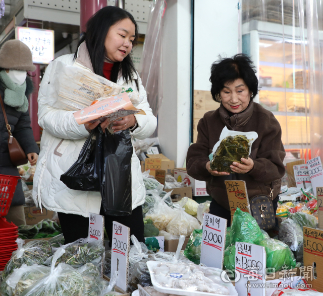 시어머니 양두희 씨와 베트남 며느리 레티몽찐 씨가 달서시장에서 함께 장을 보고 있다. 두 사람의 모습이 마치 모녀처럼 정겹다. 정운철 기자 woon@imaeil.com