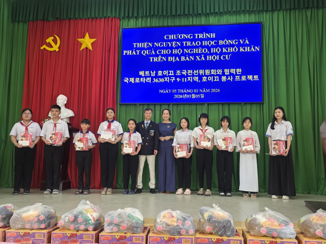 국제로타리 3630지구 9·11지역은 5일 베트남 호치민에서 지역 학생들을 위해 장학금을 전달했다. 국제로타리 3630지구 9·11지역 제공