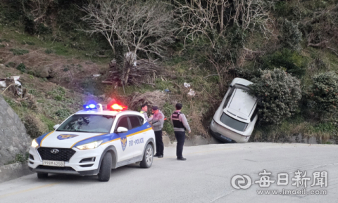 울릉도, 전기차 사고로 차량 산비탈로 올라
