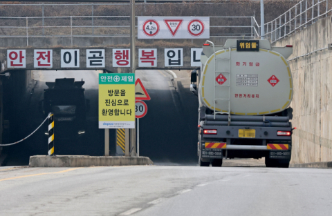 호르무즈 직격탄, 韓 첫 석유 위기경보…유조선 7척 발 묶여