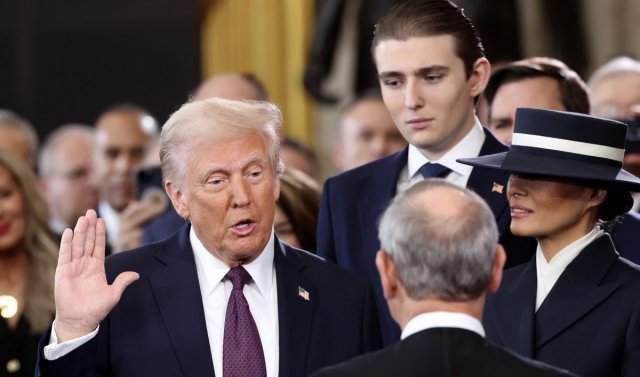 도널드 트럼프 미국 대통령 부부와 아들 배런 트럼프. 연합뉴스