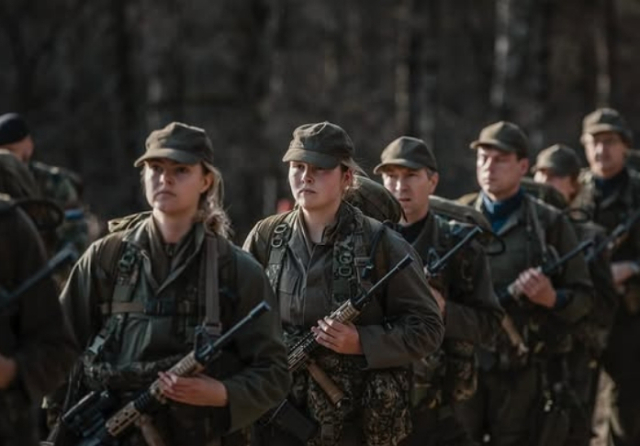 군사 훈련을 받고 있는 네덜란드 왕실 카타리나 아말리아(왼쪽에서 2번째) 공주. 네덜란드 왕실 인스타그램