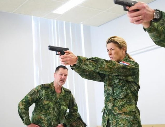사격 훈련을 하고 있는 네덜란드 왕실 막시마 소레기에타 세루티 왕비. 네덜란드 왕실 인스타그램