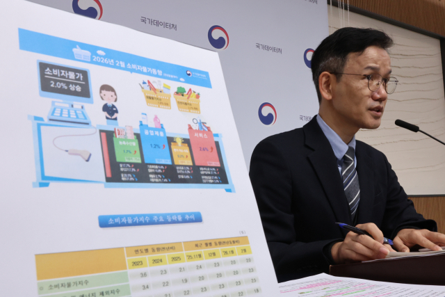 이두원 국가데이터처 경제동향통계심의관이 6일 정부세종청사에서 2월 소비자물가 동향을 발표하고 있다. 지난달 소비자 물가 지수는 118.40으로 1년 전보다 2.0% 올랐다. 6개월 연속 2%대다. 연합뉴스