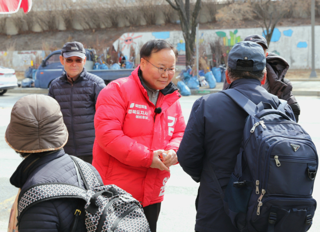 김재원 경북도지사 예비후보가 시장 상인들과 지역 주민들을 만나 소통 행보를 이어가고 있다. 김재원 승리캠프 제공