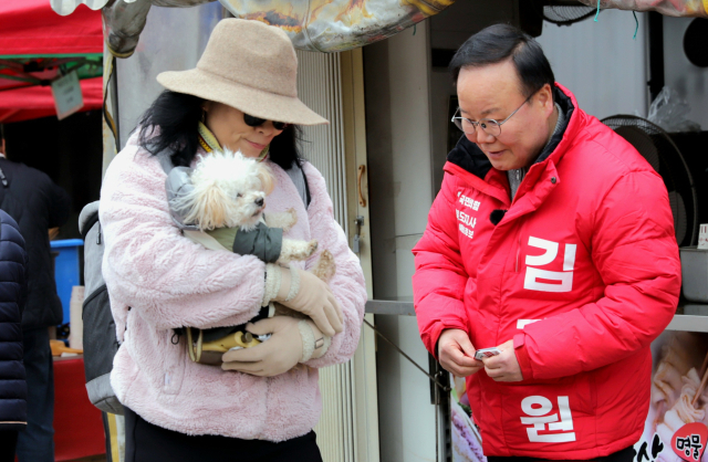 김재원 경북도지사 예비후보가 시장 상인들과 지역 주민들을 만나 소통 행보를 이어가고 있다. 김재원 승리캠프 제공