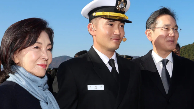 지난해 11월 28일 경남 창원시 진해구 해군사관학교 연병장에서 열린 제139기 해군·해병대 사관후보생 수료 및 임관식에서 신임 소위로 임관한 이지호(중간) 씨와 아버지 이재용(오른쪽) 삼성전자 회장, 할머니 홍라희 리움미술관 명예관장. 연합뉴스