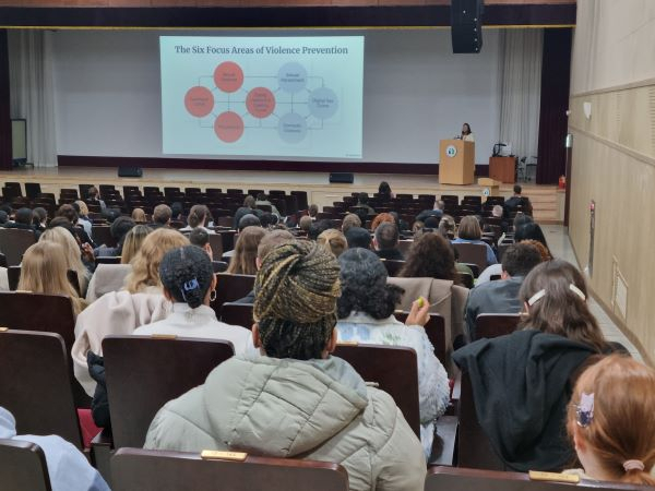 부산시교육청이 부산진구 교육연구정보원에서 원어민 영어보조교사 246명을 대상으로 4대 폭력 예방 연수를 진행하고 있다. [사진=부산교육청]