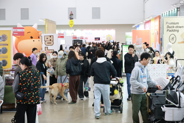 6일 오후 대구 엑스코에서 열린 제23회 대구펫쇼 행사장에서 반려인들이 반려견과 함께 전시장을 둘러보고 있다. 엑스코 제공