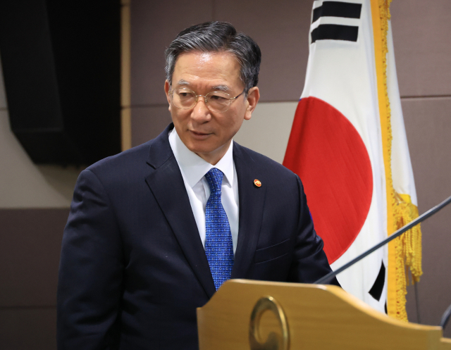 정성호 법무부 장관이 3일 2030 이민정책 미래 전략을 발표하기 위해 정부과천청사 법무부 브리핑실로 들어서고 있다. 연합뉴스