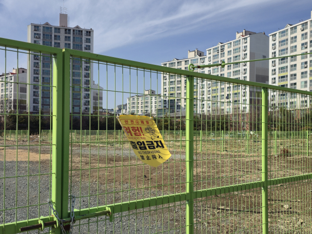 지난 4일 찾은 대구 동구 율하동 안심도서관 인근 1만3천㎡ 규모 미매각 학교용지. 연두색 펜스가 출입을 막고 있는 이곳에는 녹슨 의자와 퇴비 포대 등 각종 폐기물이 쌓여 있었다. 김지효 기자
