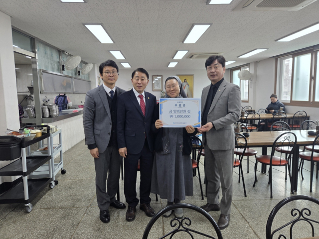 MG명신새마을금고 관계자와 김상진 안동시의원 등이 지난 5일 안동 요셉의집에 후원금 100만원을 전달하고 기념 촬영하고 있다. 요셉의집 제공