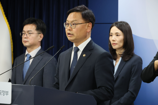 김성범 해양수산부 차관이 4일 서울 종로구 정부서울청사에서 중동 상황점검 긴급 관계부처회의 관련 브리핑을 하고 있다. 연합뉴스