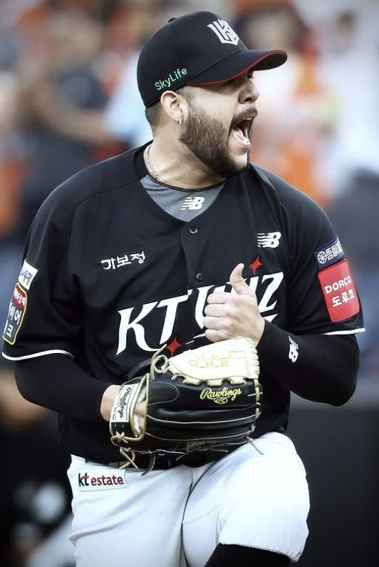 엔마누엘 데 헤이수스가 KT 위즈에서 뛰던 시절 모습. 헤이수스 SNS 제공