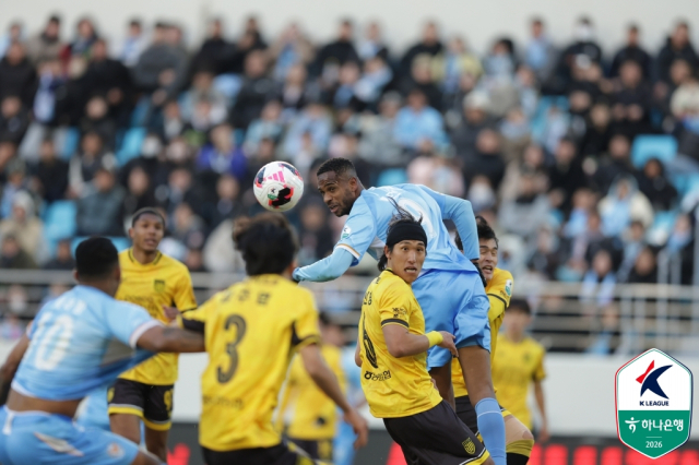프로축구 K리그2 대구FC의 에드가가 헤더 골을 시도하고 있다. K리그 제공